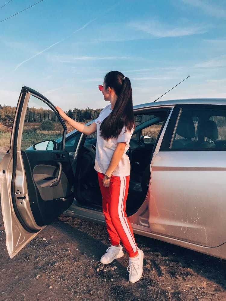 Брюнетка возле машины