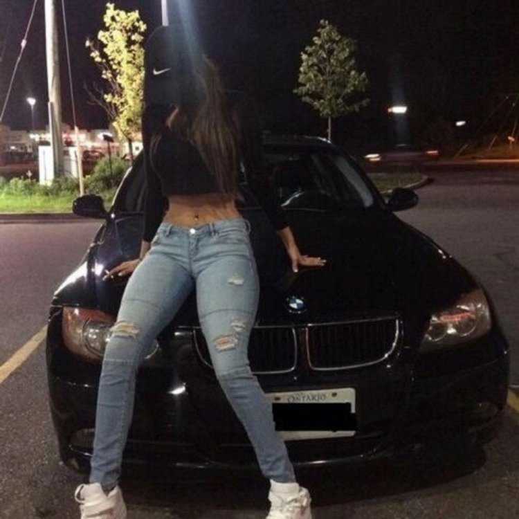 Девушка возле машины без лица