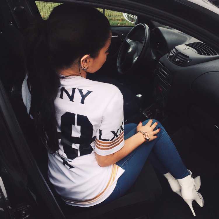 Девушки с чёрными волосами возле машины