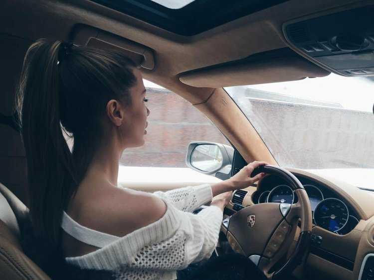 Девушка за рулём без лица