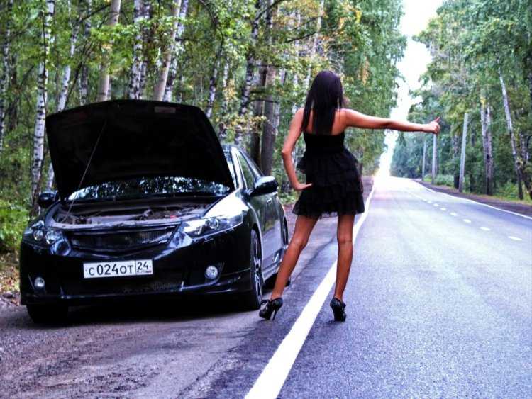 Девушка в платье возле машины со спины