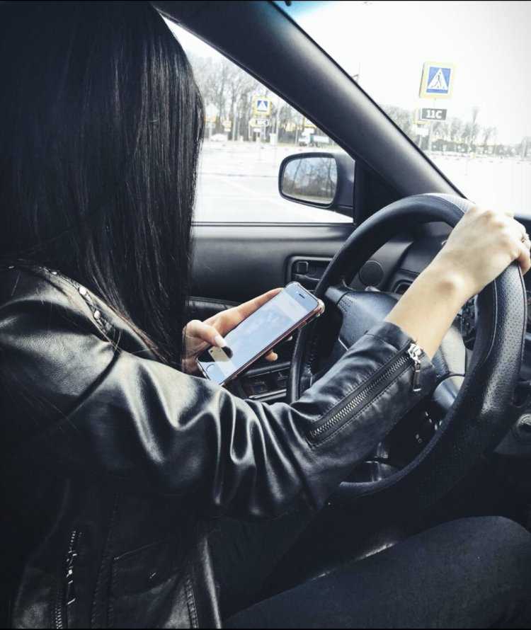 Девушка за рулем