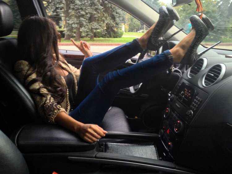 Шатенка в машине