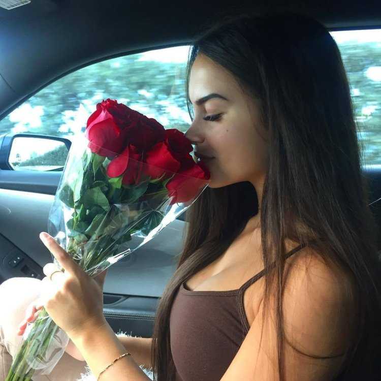 Красивая брюнетка с цветами