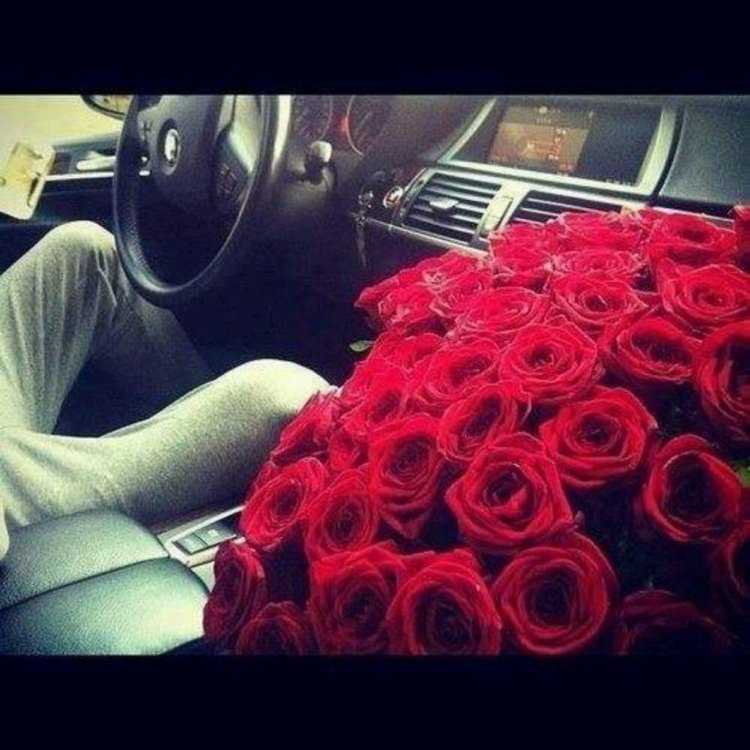 Брюнетка с цветами в машине