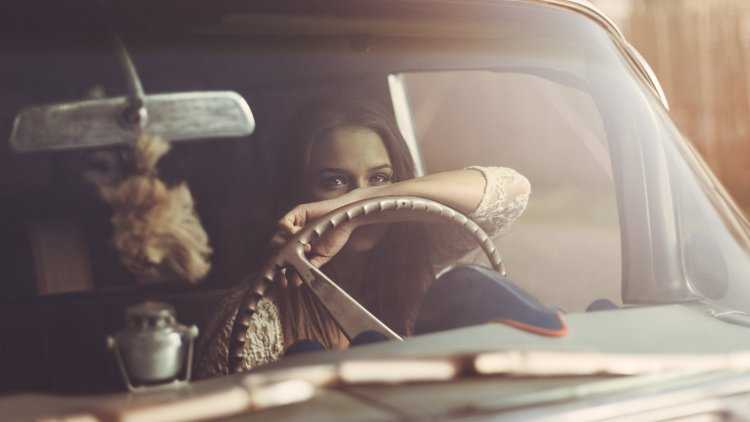 Девушка брюнетка с цветами в машине69