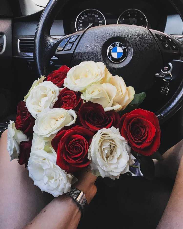 Девушка брюнетка с цветами в машине21