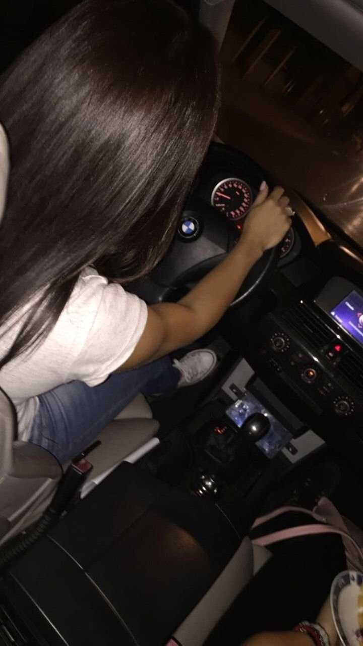 Девушка с черными волосами в машине