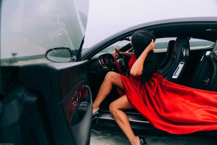 Девушка в черной машине