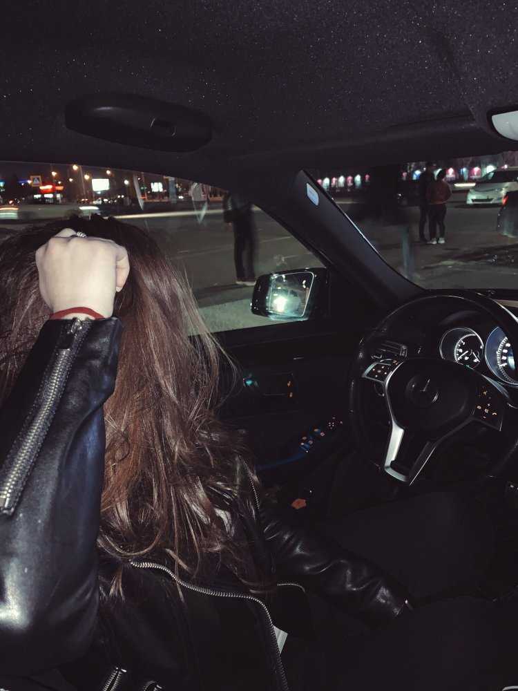 Девушка брюнетка с цветами в машине63