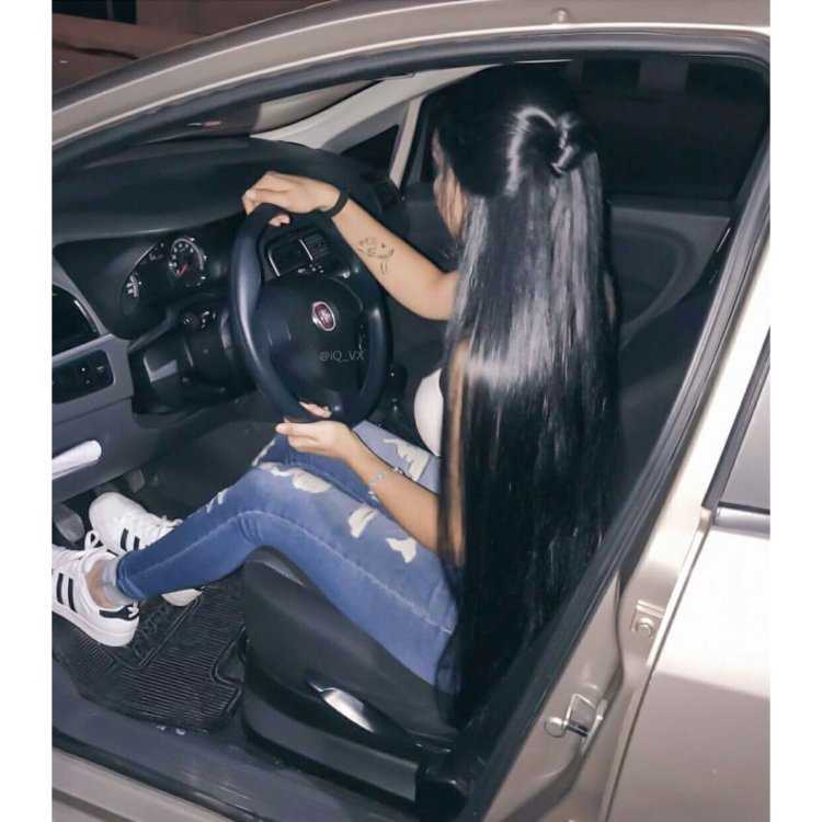 Девушка в машине с черными длинными волосами