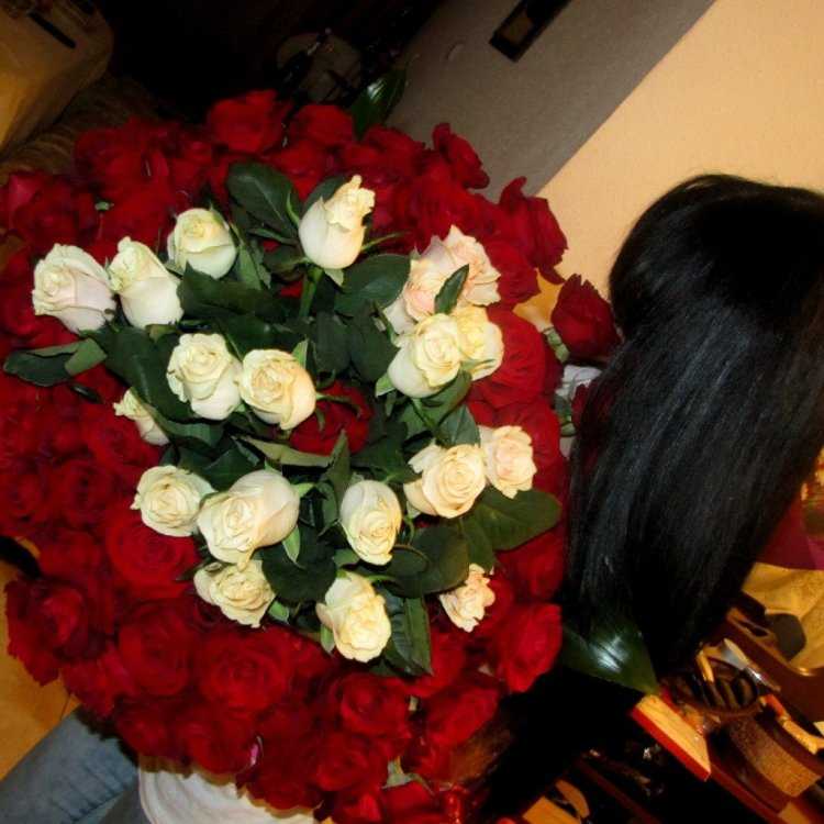 Брюнетка с розами со спины