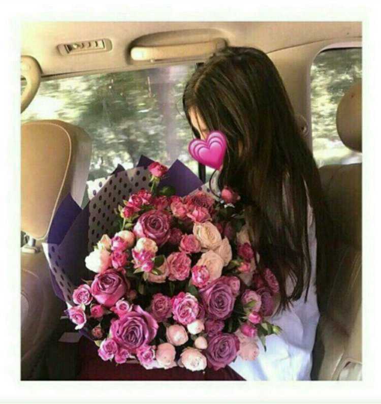 Брюнетка с цветами в машине
