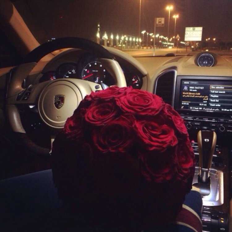 Букет цветов в машине ночью