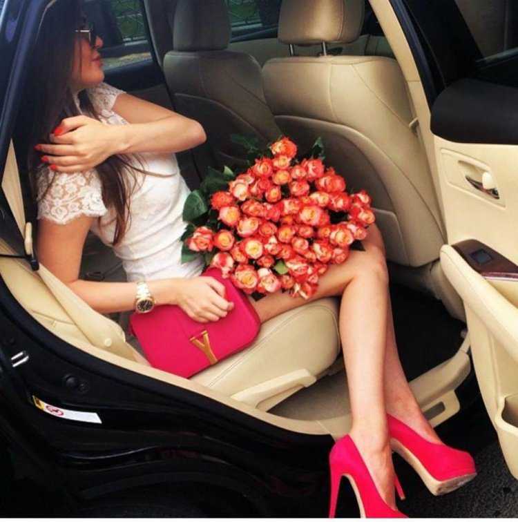 Девушка в машине со уветамт