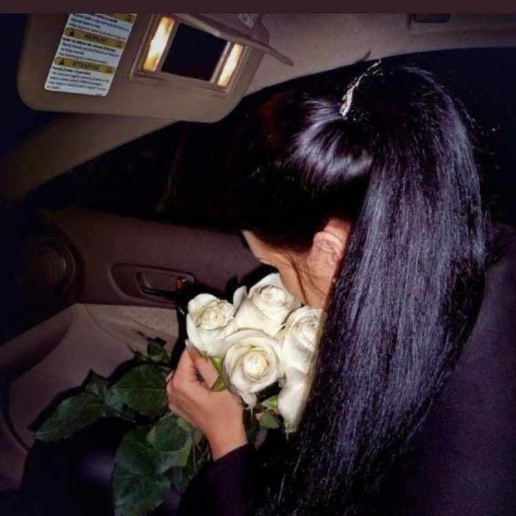 Девушка брюнетка с цветами в машине45