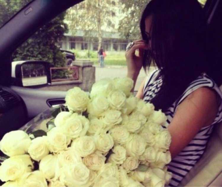 Шатенка с белыми розами