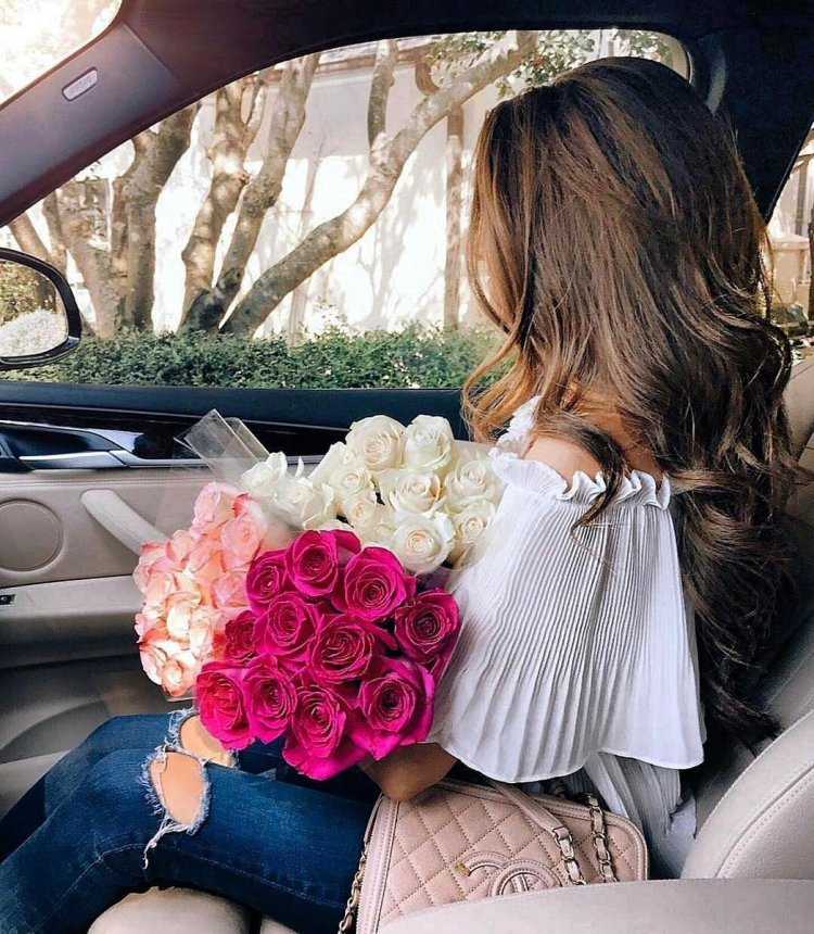 Девушка с цветами в машине