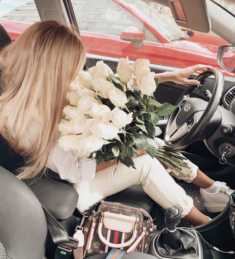 Блондинка с цветами