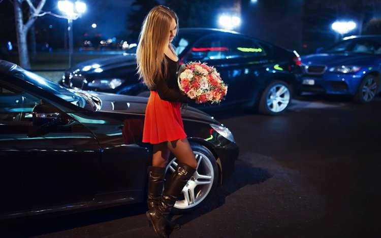 Девушка с цветами возле машины