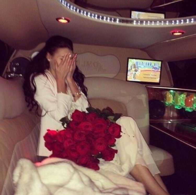 Брюнетка с цветами в машине