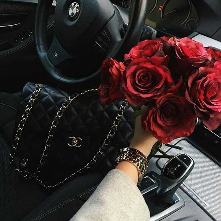 Девушка с цветами в машине