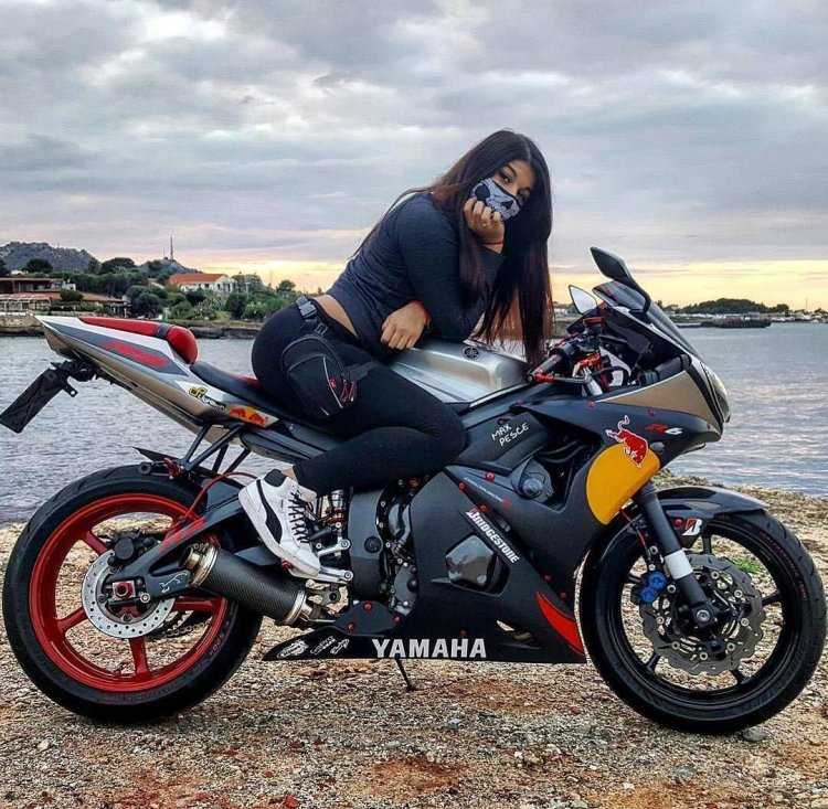 Брюнетка на спортивном мотоцикле