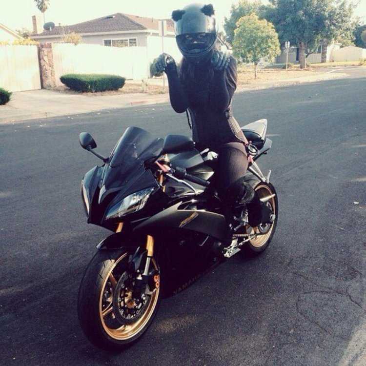 Блондинка на мотоцикле без лица