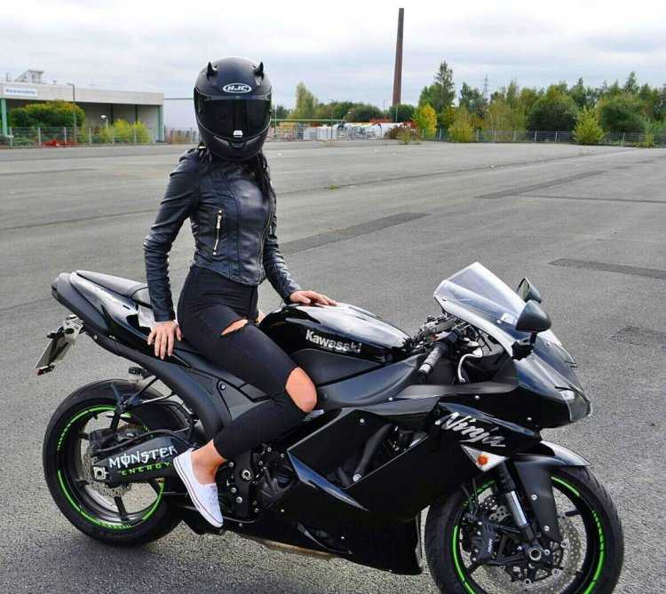 Девушка на мотоцикле в шлеме