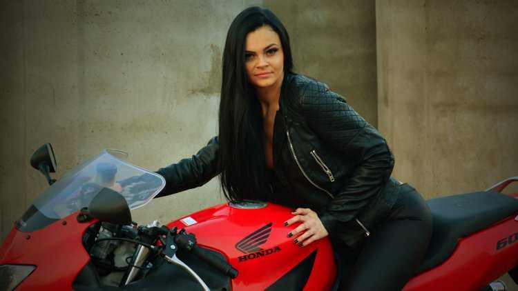 Брюнетка на мотоцикле