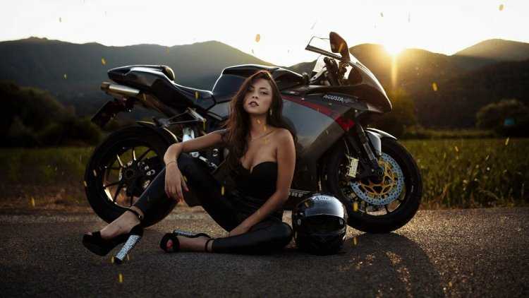 Брюнетка на мотоцикле