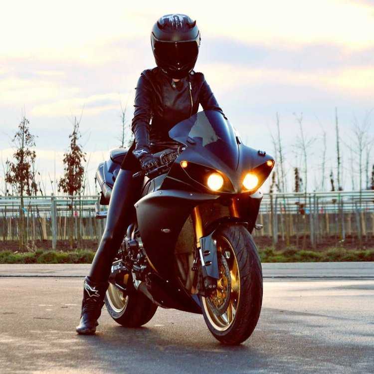 Блондинка на мотоцикле в шлеме