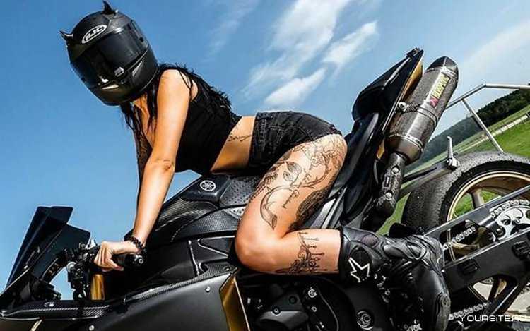 Телка на мотоцикле
