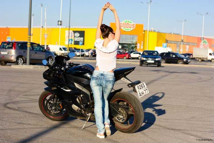 Брюнетка на мотоцикле фото