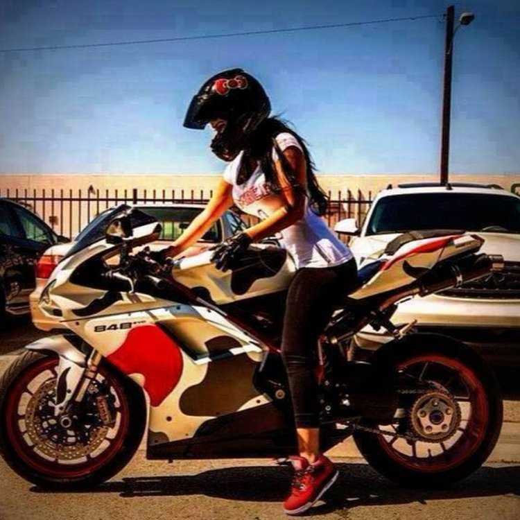 Девочки на мотоцикле надпись