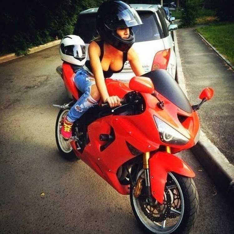 Девушка на Красном мотоцикле в шлеме