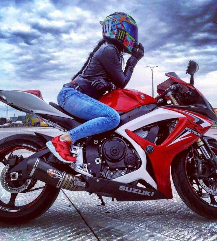 Девушка на мотоцикле Хонда