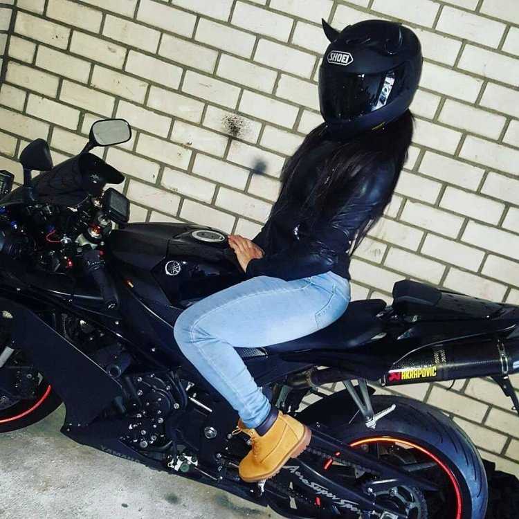 Брюнетка на мотоцикле в шлеме