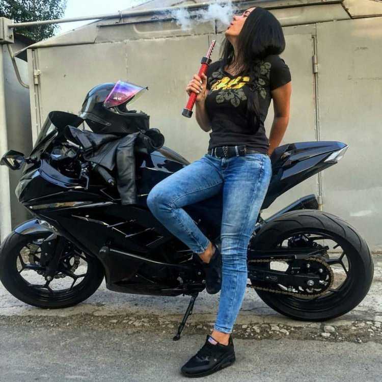 Брюнетка на мотоцикле
