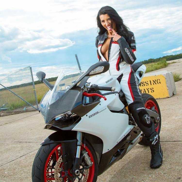 Мотогонщица Екатерина Колпакова