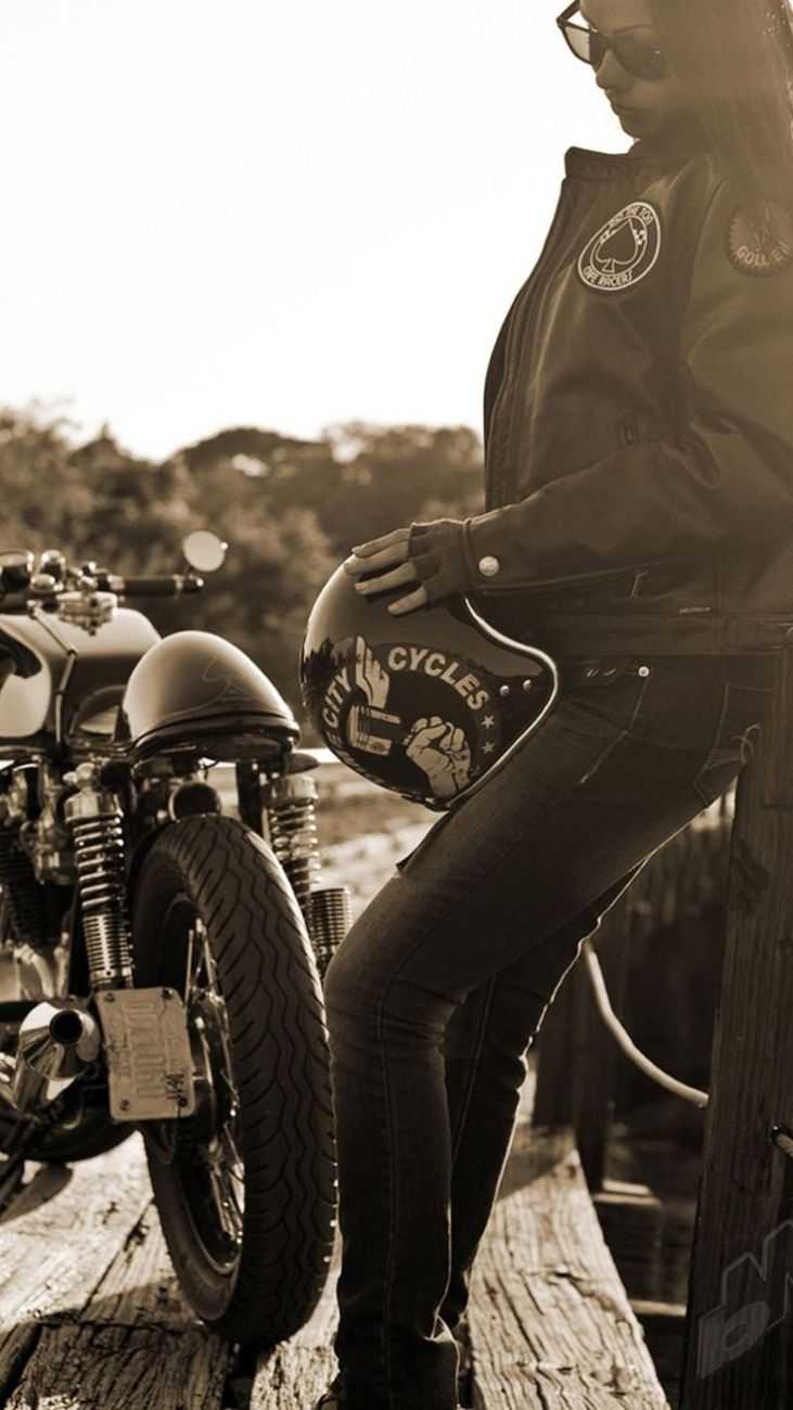 Брюнетка на мотоцикле