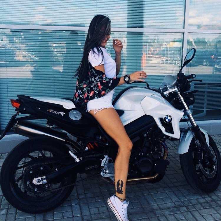 Брюнетка на мотоцикле
