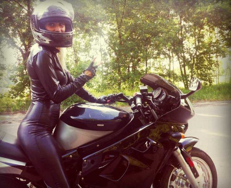 Брюнетка на мотоцикле в шлеме