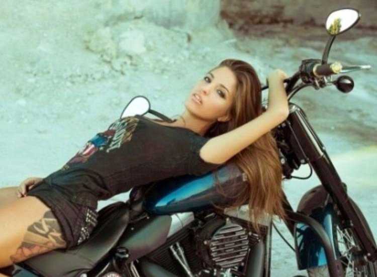 Девушка в шортах на мотоцикле