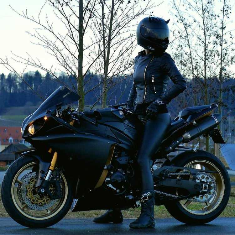 Фотосессия на мотоцикле в шлеме