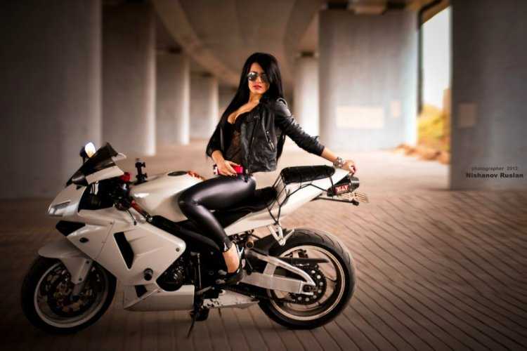 Девушка брюнетка на мото