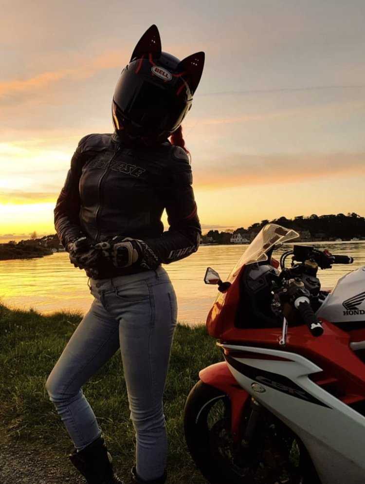 Девушка в шлеме