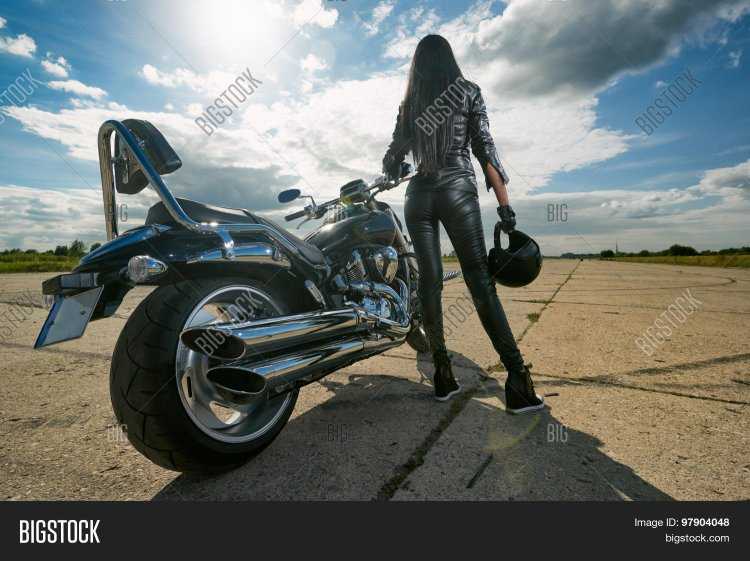 Брюнетка на мотоцикле со спины