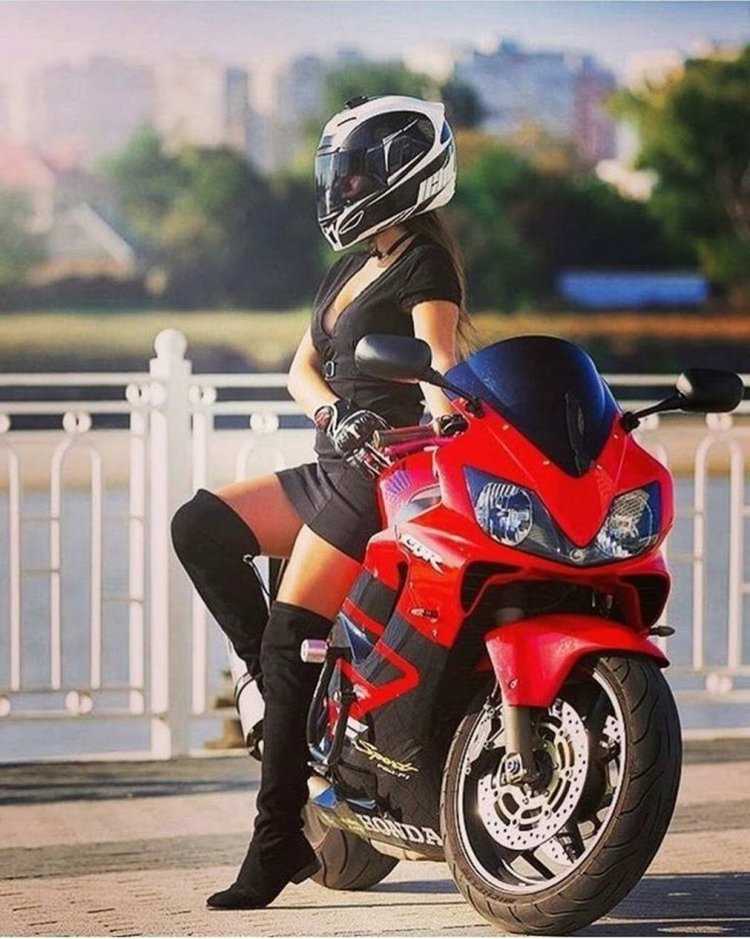 Девушка на Красном мотоцикле в шлеме