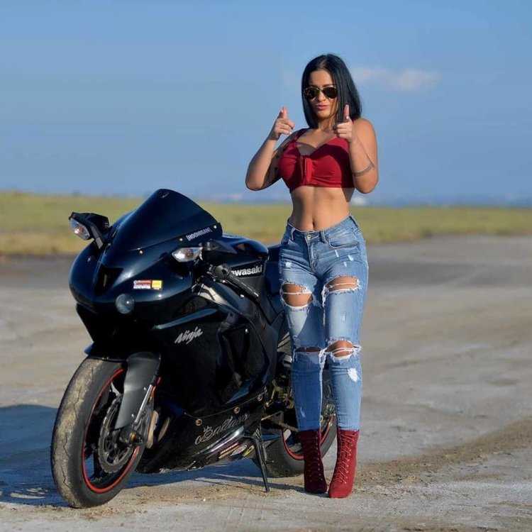 Девушка возле мотоцикла